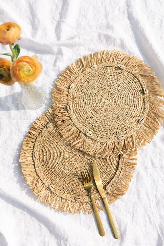 Round natural raffia tabletop with fringes, Woven raffia Placemat - Liza Pruitt